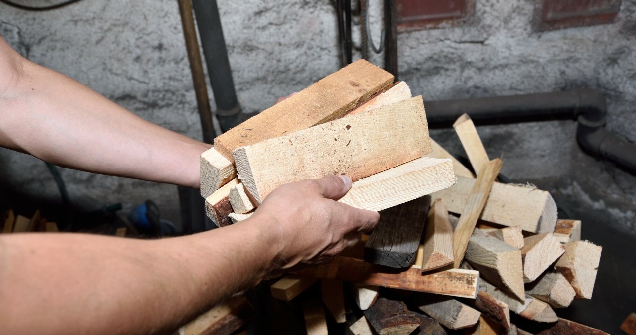 "Zakazane" drewno do palenia w piecu. choćby 5 tys. zł mandatu za łamanie przepisów