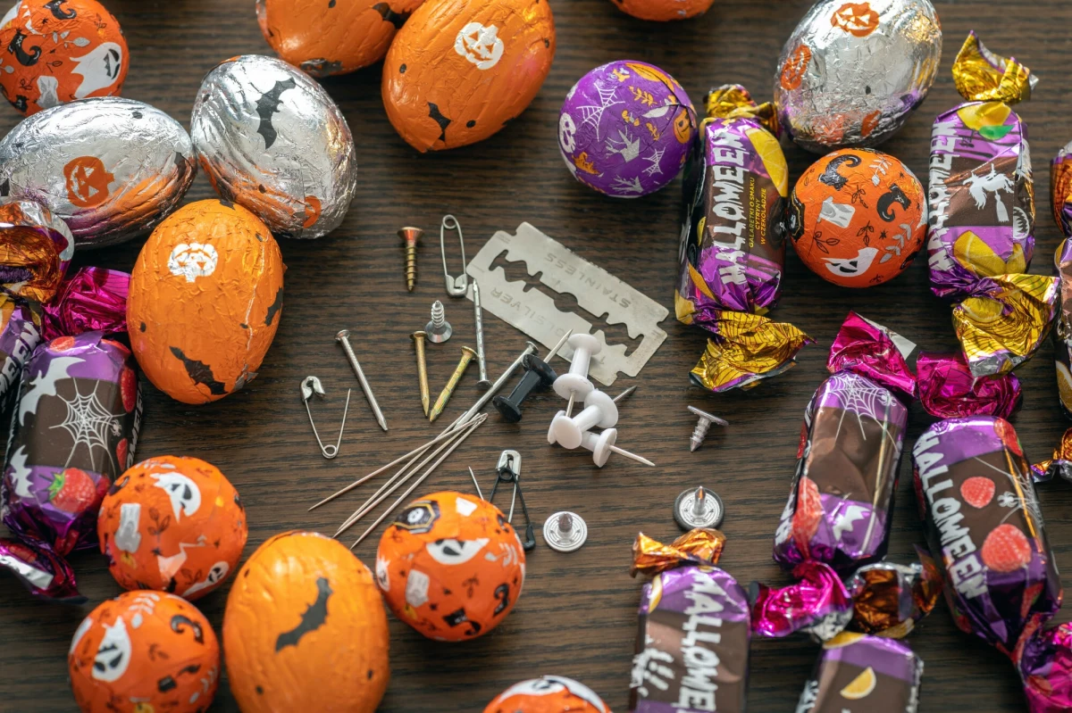 Prokuratura Rejonowa w Gnieźnie umorzyła śledztwo w sprawie niebezpiecznych cukierków, które dzieci zebrały podczas październikowej zabawy w Halloween. W słodyczach znajdowały się między innymi igły, żyletki oraz inne niebezpieczne przedmioty. 