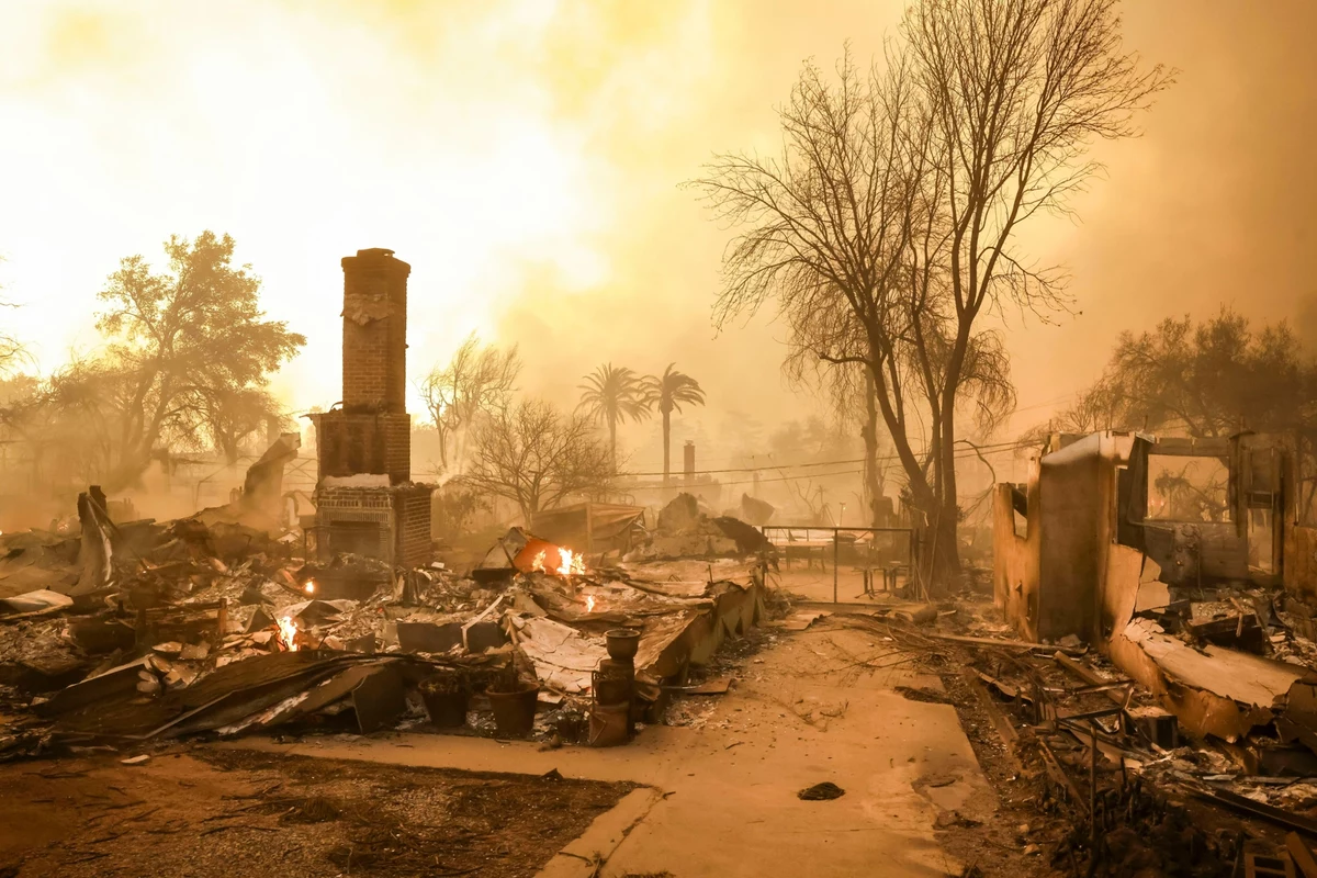Apokalipsa, piekło, armagedon - tak najczęściej opisywane są pożary, które szaleją w okolicach Los Angeles. Według ostatnich informacji jest pięć ofiar śmiertelnych. Zarządzono ewakuację 130 tys. osób. Spłonęło co najmniej tysiąc budynków. Płomienie rozprzestrzeniają się wciąż w Pacific Palisades – przedmieściach Los Angeles zamieszkiwanych przez celebrytów i bogaczy. Swoje domu w wyniku działań żywiołu stracił m.in. aktor Billy Crystal i celebrytka Paris Hilton. 