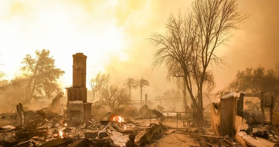 Apokalipsa, piekło, armagedon - tak najczęściej opisywane są pożary, które szaleją w okolicach Los Angeles. Według ostatnich informacji jest pięć ofiar śmiertelnych. Zarządzono ewakuację 130 tys. osób. Spłonęło co najmniej tysiąc budynków. Płomienie rozprzestrzeniają się wciąż w Pacific Palisades – przedmieściach Los Angeles zamieszkiwanych przez celebrytów i bogaczy. Swoje domu w wyniku działań żywiołu stracił m.in. aktor Billy Crystal i celebrytka Paris Hilton. 