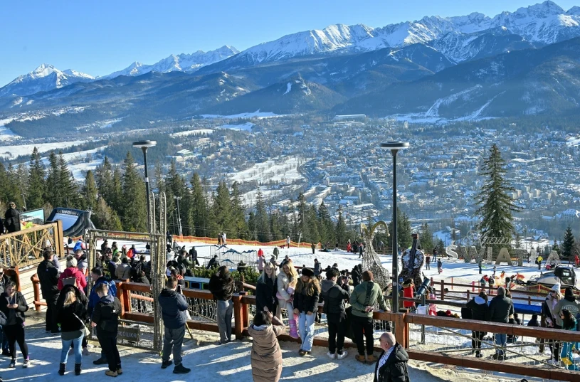 Zimowe Zakopane przyciąga turystów. Nocleg znacznie droższy niż jesienią
