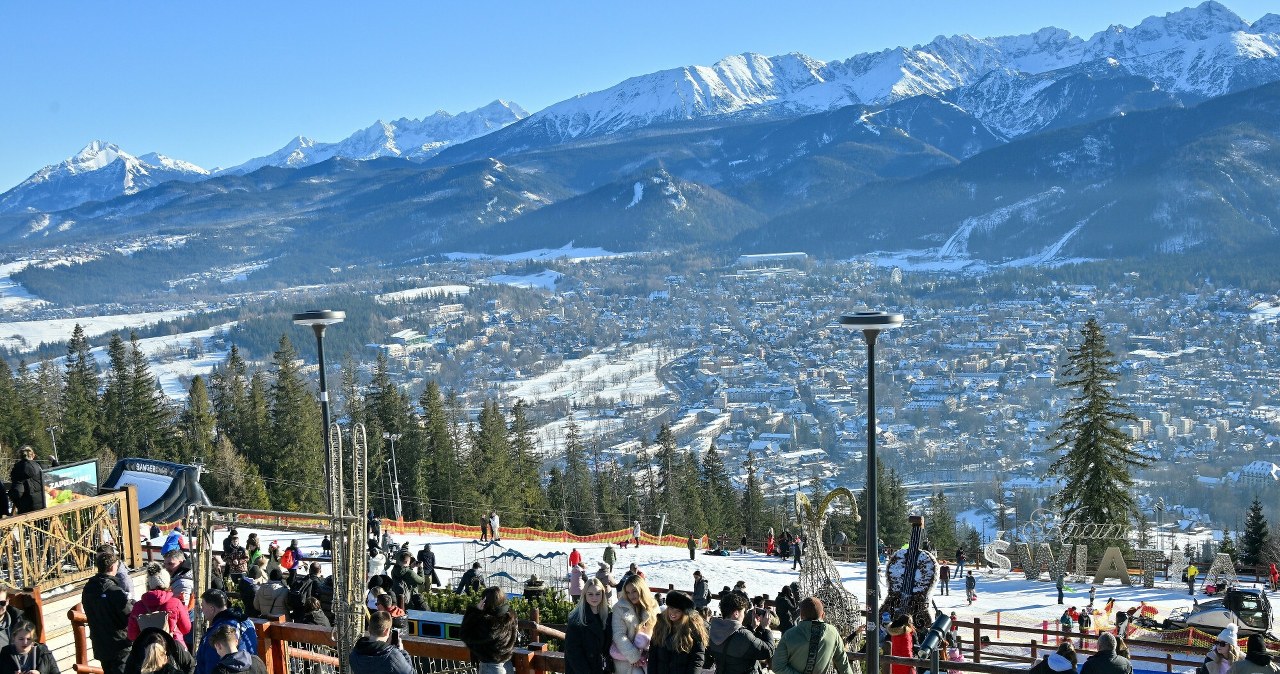 Zimowe Zakopane przyciąga turystów. Nocleg znacznie droższy niż jesienią