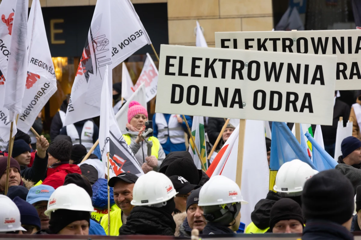 Około 2 tys. osób protestuje dziś w Warszawie przeciwko likwidacji elektrowni węglowych i w obronie polskiego przemysłu. Początek manifestacji rozpoczął się w samo południe.