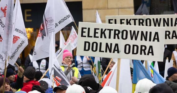 Około 2 tys. osób protestuje dziś w Warszawie przeciwko likwidacji elektrowni węglowych i w obronie polskiego przemysłu. Początek manifestacji rozpoczął się w samo południe.