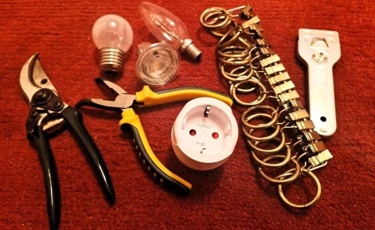 W Gdańsku trwa projekt "Złota rączka dla seniora", w tym roku również będzie kontynuowany. Jego celem jest wsparcie osób starszych w codziennych wyzwaniach napraw domowych – od uszczelniania kranów po wymianę żarówki. To wsparcie jest bezcenne, szczególnie dla osób samotnych i mniej sprawnych fizycznie. Pracownicy usuwają nawet 100 usterek miesięcznie.