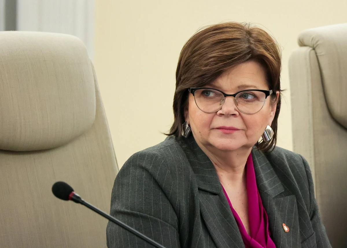 Wśród posłów Trzeciej Drogi i Lewicy słychać głosy, że Ministerstwo Zdrowia jest jednym z najgorzej działających. Brakuje ważnych zmian w prawie, kluczowych ustaw, "konkrety" wciąż są niezrealizowane, a resort ma działać zbyt opieszale. Koalicjanci zarzucają również minister Izabeli Leszczynie, że boi się odważnych decyzji. 