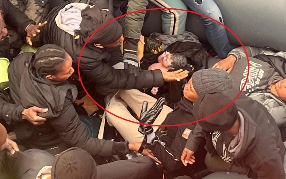 Zdjęcie maleńkiej dziewczynki, która przyszła na świat na przepełnionej łodzi nielegalnych imigrantów, obiegło świat. Widać na nim noworodka, jego matkę i kilkudziesięciu mężczyzn. Ich łódź została zauważona u wybrzeży Lanzarote, jednej z Wysp Kanaryjskich, w święto Trzech Króli.