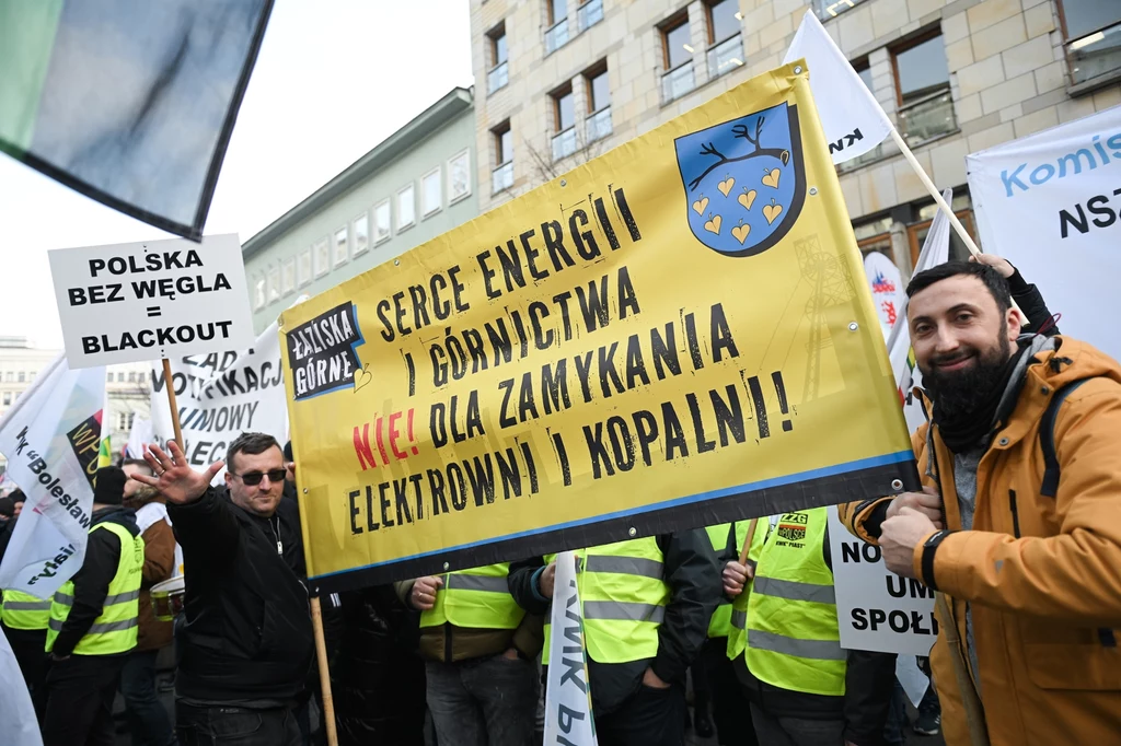 Protest w Warszawie. Jeden z banerów, które pojawiły się na ulicach stolicy 