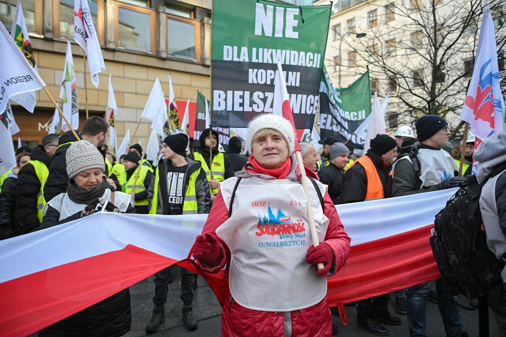 "Nie dla likwidacji kopalni Bielszowice" - czytamy na innym banerze. Kopalnia znajduje się na terenie Rudy Śląskiej