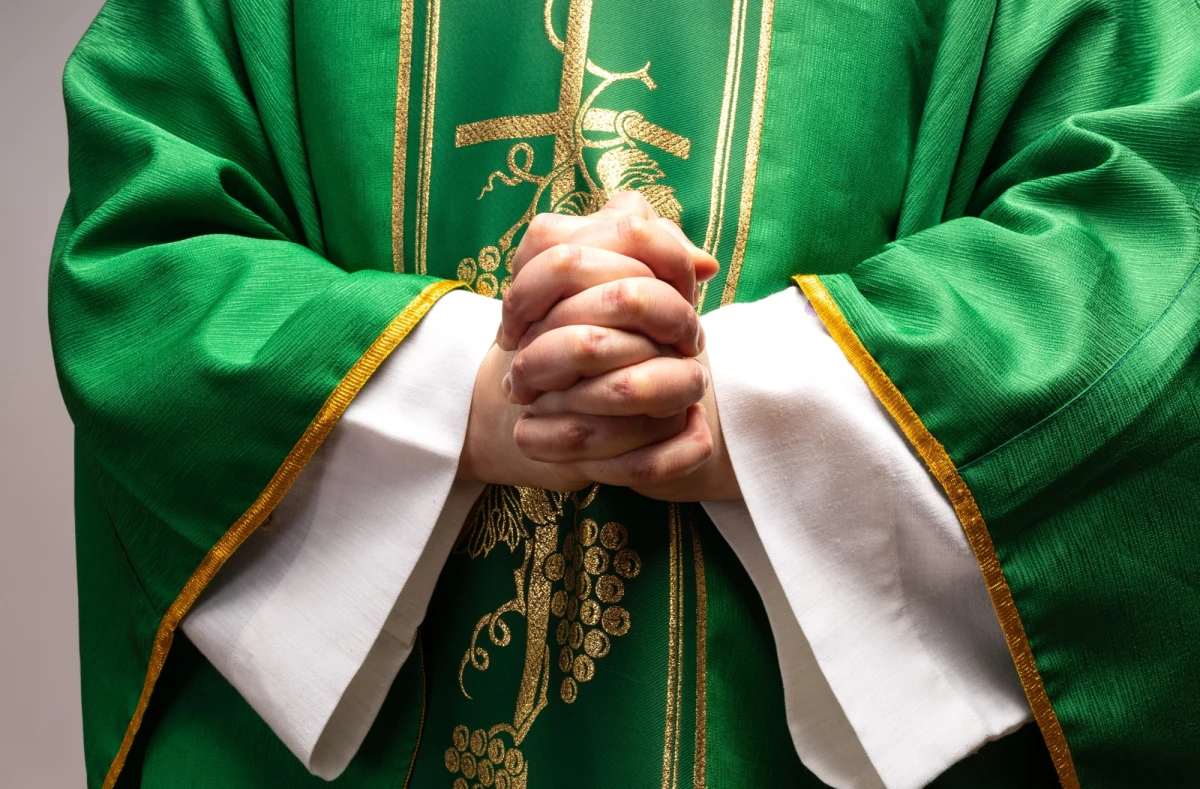 Jest wniosek o tymczasowy areszt dla księdza z Sosnowca, w mieszkaniu którego prawie rok temu zmarł młody mężczyzna. Duchownemu w czwartek postawiono nowy zarzut - to nieumyślne spowodowanie śmierci. Będzie też odpowiadał za posiadanie znacznej ilości narkotyków. W trakcie dzisiejszego przesłuchania ksiądz nie przyznał się do winy i odmówił  składania wyjaśnień. Posiedzenie sądu dotyczące tymczasowego aresztu zaplanowano na piątek.