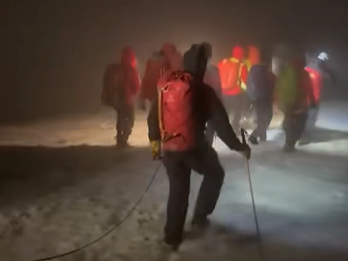 Ojciec, który kilka dni temu wybrał się ze swoją 8-letnią córką na ryzykowną wyprawę w Tatry, może ponieść konsekwencje prawne. Dochodzenie w jego sprawie wszczęła zakopiańska policja. Mężczyznę i jego dziecko musieli ratować TOPR-owcy. Akcja trwała wiele godzin.