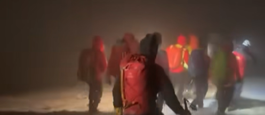 Ojciec, który kilka dni temu wybrał się ze swoją 8-letnią córką na ryzykowną wyprawę w Tatry, może ponieść konsekwencje prawne. Dochodzenie w jego sprawie wszczęła zakopiańska policja. Mężczyznę i jego dziecko musieli ratować TOPR-owcy. Akcja trwała wiele godzin.