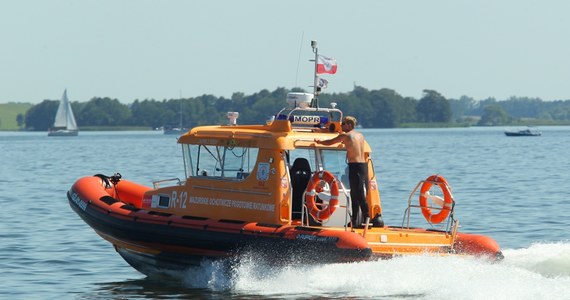 To był wyłącznie nieszczęśliwy wypadek – tak śmierć rodziców 4-letniej dziewczynki, którzy 30 lipca ub.r. utonęli na tzw. Przeczce na jeziorze Mikołajskim (woj. warmińsko-mazurskie) określiła prokuratura w Mrągowie. Śledztwo w tej sprawie umorzono. Okazało się, że do tragedii doszło, ponieważ rodzice wystawili dziecko za burtę, by załatwiło do wody potrzebę fizjologiczną.