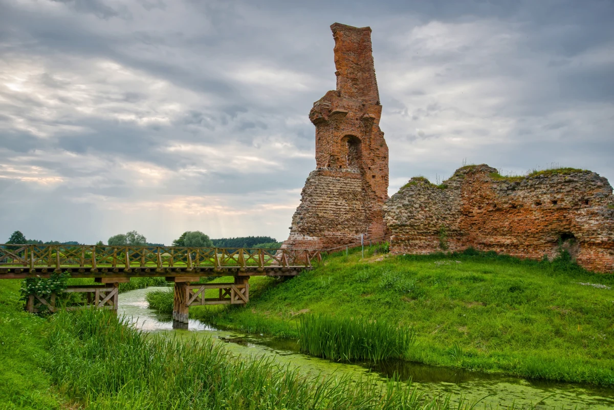 Malownicze ruiny zamku w Besiekierach (Łódzkie) dzięki inwestycji za ponad 9 mln zł, obejmującej m.in. prace konserwatorskie, porządkowe oraz budowę zaplecza turystycznego, zamieniły się w atrakcyjny cel wycieczek. Zabytek z przełomu XV i XVI wieku można odwiedzać także zimą.