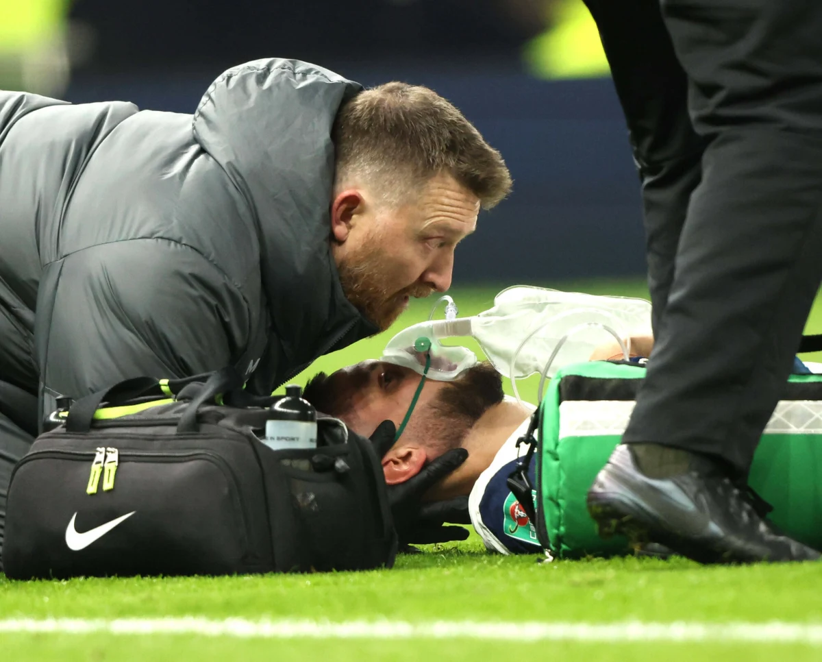"Wszystko w porządku, chłopaki! Dziękuję za wiadomości. Gratuluję zwycięstwa" - napisał na Instagramie piłkarz Tottenhamu Hotspur Rodrigo Bentancur, publikując zdjęcie ze szpitala. W środę Urugwajczyk upadł na murawę w półfinałowym meczu Pucharu Ligi w Anglii z Liverpoolem.