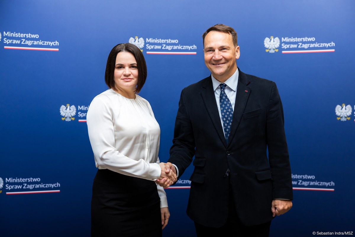 Szef MSZ Radosław Sikorski spotkał się w czwartek z liderką białoruskiej opozycji Swiatłaną Cichanouską. Rozmowa dotyczyła praw człowieka na Białorusi w kontekście zbliżających się wyborów prezydenckich, wsparcia dla środowisk białoruskich i polityki wizowej wobec obywateli Białorusi. Wieczorem szefowa Zjednoczonego Gabinetu Przejściowego Białorusi spotkała się też z prezydentem Andrzejem Dudą. Cichanouska od środy przebywa z wizytą w Polsce. 