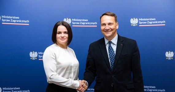 Szef MSZ Radosław Sikorski spotkał się w czwartek z liderką białoruskiej opozycji Swiatłaną Cichanouską. Rozmowa dotyczyła praw człowieka na Białorusi w kontekście zbliżających się wyborów prezydenckich, wsparcia dla środowisk białoruskich i polityki wizowej wobec obywateli Białorusi. Wieczorem szefowa Zjednoczonego Gabinetu Przejściowego Białorusi spotkała się też z prezydentem Andrzejem Dudą. Cichanouska od środy przebywa z wizytą w Polsce. 