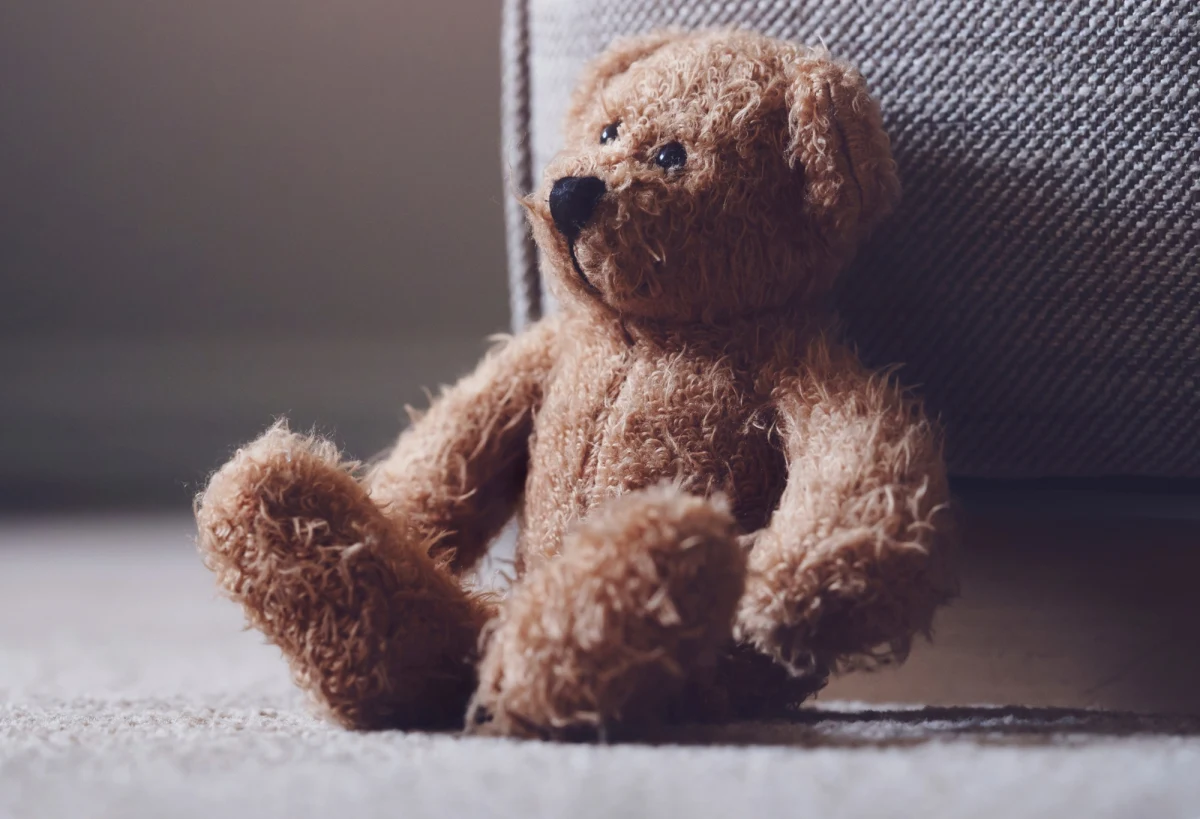 Sekcja zwłok nie wykazała przyczyny śmierci 15-miesięcznej dziewczynki, którą w sylwestra nieprzytomną znaleziono w skrzyni łóżka. Do zdarzenia doszło pod Wągrowcem w Wielkopolsce. Potrzebne będą dodatkowe badania - przekazała dziś poznańska prokuratura. Dziewczynkę znaleźli rodzice. Zmarła po przywiezieniu do szpitala.