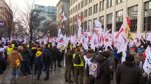 Kilka tysięcy energetyków i górników zjechało do Warszawy walczyć o swoje miejsca pracy. Pracownicy śląskich elektrowni są zrozpaczeni, bo rządzący chcą przyspieszyć likwidację zakładów i miejsc pracy, o które w małych miejscowościach będzie wyjątkowo trudno. Dla ''Wydarzeń'' Ewelina Niemirka.