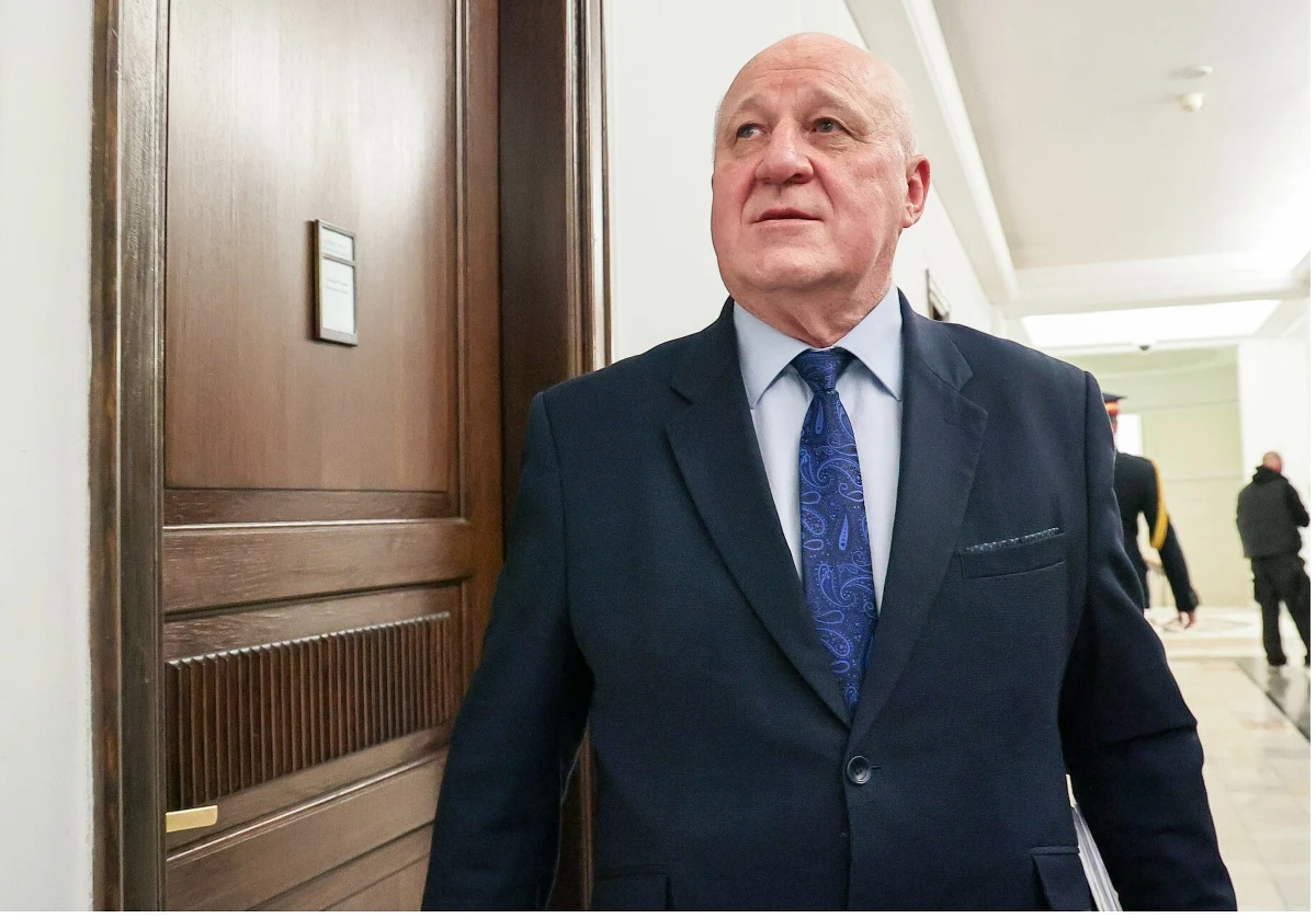 Szef Państwowej Komisji Wyborczej Sylwester Marciniak odpowiada na wniosek ministra finansów. Andrzej Domański zwrócił się do PKW o wykładnię uchwały ws. wypłaty dotacji dla Prawa i Sprawiedliwości. Teraz Sylwester Marciniak poprosił ministra o "niezwłoczne wskazanie podstawy prawnej" jego wniosku o wykładnię.