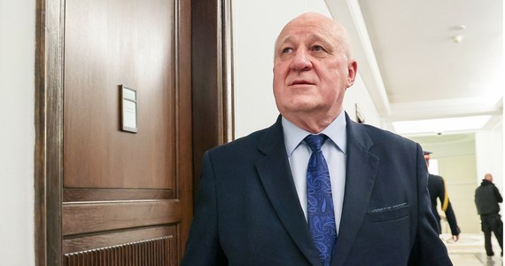 Szef Państwowej Komisji Wyborczej Sylwester Marciniak odpowiada na wniosek ministra finansów. Andrzej Domański zwrócił się do PKW o wykładnię uchwały ws. wypłaty dotacji dla Prawa i Sprawiedliwości. Teraz Sylwester Marciniak poprosił ministra o "niezwłoczne wskazanie podstawy prawnej" jego wniosku o wykładnię.