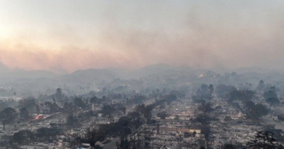 W czwartek wiatr w Los Angeles osłabł, co pozwala strażakom na skuteczniejszą walkę z pożarami. Widok dzielnic, przez które przeszedł ogień, jest porażający. To morze ruin. "To najbardziej niszczycielski żywioł w historii Los Angeles" - nie ma wątpliwości CNN. Na razie wiadomo o 6 ofiarach śmiertelnych.