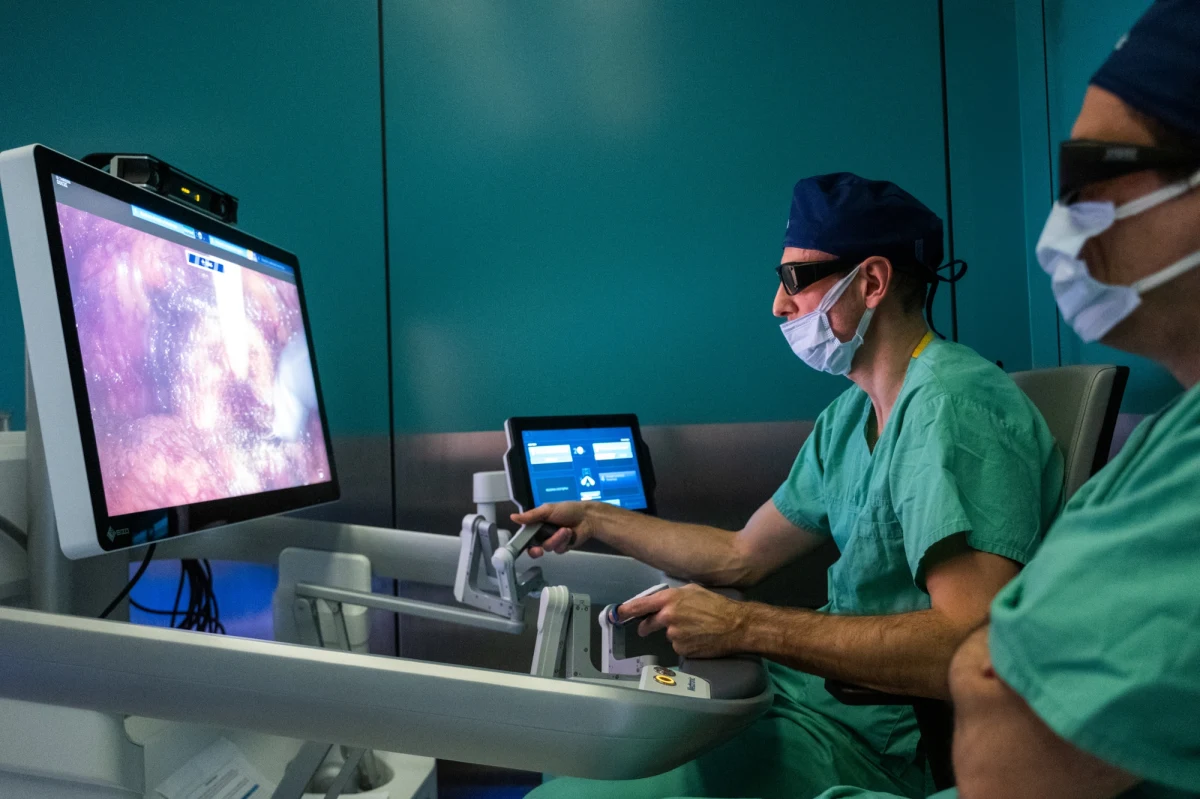 9 grudnia 2024 r. w Jastrzębiu-Zdroju (woj. śląskie) odbyły się pierwsze zabiegi z wykorzystaniem systemu robotycznego HUGO™ RAS. Tamtejszy Wojewódzki Szpital Specjalistyczny Nr 2 jest pierwszą placówką w Polsce, gdzie pracuje się na tym sprzęcie. Zabiegi dotyczyły m.in. problemów urologicznych, a jastrzębscy lekarze mają nadzieję, że w 2025 r. uda się wykonać łącznie ponad 200 procedur.