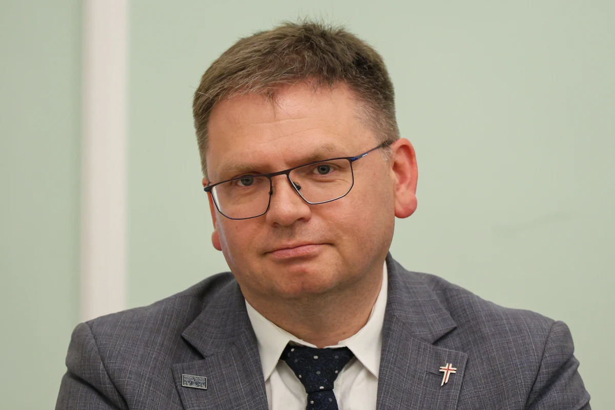 Rzecznik dyscyplinarny "ad hoc" postanowił przedstawić sędziemu Sądu Rejonowego w Olsztynie i członkowi Krajowej Rady Sądownictwa Maciejowi Nawackiemu kilka zarzutów dyscyplinarnych - poinformował resort sprawiedliwości. Dotyczą one m.in. działań wobec sędziego Pawła Juszczyszyna.