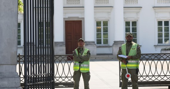 Trzech ważnych funkcjonariuszy Służby Ochrony Państwa (SOP) straciło stanowiska. Zajmowali się oni m.in. ochroną premiera, prezydenta i tzw. ochroną specjalną. O zwolnieniach jako pierwsi dowiedzieli się dziennikarze "Rzeczpospolitej".