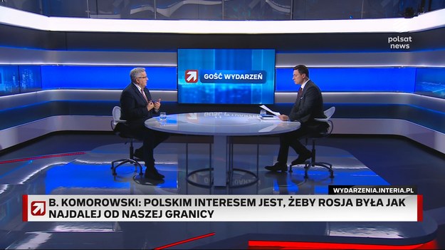 Prowadzący Piotr Witwicki zacytował słowa kandydata wspieranego przez PiS Karola Nawrockiego na temat aspiracji władz w Kijowie. - Dziś nie widzę Ukrainy w żadnej strukturze ani UE, ani NATO do momentu rozstrzygnięcia - tak ważnych dla Polaków - spraw cywilizacyjnych. Nie może być częścią międzynarodowych sojuszy państwo, które nie jest w stanie rozliczyć się z bardzo brutalnej zbrodni - mówił w środowym wydaniu "Gościa Wydarzeń" szef IPN. - Nie bardzo rozumiem, co na myśli ma kandydat Jarosława Kaczyńskiego mówiąc o kwestiach cywilizacyjnych, które dzielą nas z Ukraińcami. Jest wiele spraw, gdzie mamy sprzeczne interesy, ale jeden interes jest absolutnie wspólny. (...) To jest polski interes narodowy, aby Rosja była jak najdalej od Polski - stwierdził Komorowski. Były prezydent podkreślał, że Polska potrzebuje być oddzielona od Rosji silnym państwem ukraińskim o orientacji prozachodniej. - To nie jest kwestia przyjaźni i sympatii z Ukrainą. To kwestia interesu polskiego - dodał. Prowadzący przypomniał Komorowskiemu słowa ministra obrony narodowej i szefa PSL Władysława Kosiniak-Kmysza, który stwierdził w przeszłości, że "Ukraina nie może zostać przyjęta do UE dopóki Warszawa i Kijów nie rozwiążą kwestii rzezi wołyńskiej". Zdaniem Komorowskiego między obiema wypowiedziami jest zasadnicza różnica. - Pan Karol Nawrocki wykluczył działanie Polski na rzecz wątpienia Ukrainy do NATO i UE. On się zachował jakby był na sznurku Putina - ocenił. Zdaniem byłego prezydenta Nawrocki mówi "językiem Putina i Rosji", bo to na Kremlu nie chcą Kijowa włączającego się w struktury zachodnie. - Natomiast Kosniak-Kamysz ma niewątpliwie rację, że problem nierozwiązanych kwestii dotyczących ze zbrodniami na ludności polskiej na Wołyniu, które były dziełem Ukraińców, to będzie przeszkoda w działaniu Polski na rzecz członkostwa Ukrainy w NATO czy UE - mówił.