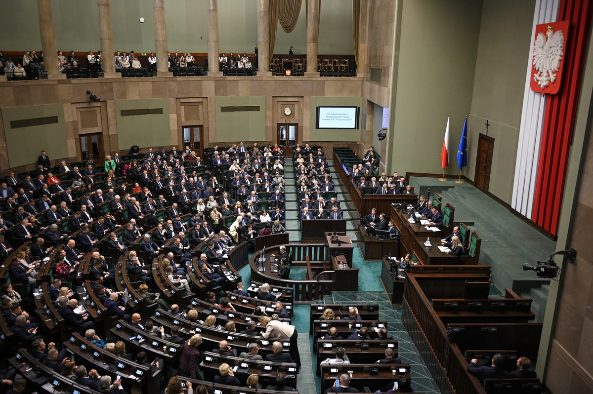 Sejm odrzucił w pierwszym czytaniu projekt nowelizacji ustawy o broni i amunicji, o co wnioskowały kluby PSL, PiS i Konfederacja. Podczas debaty posłowie KO opowiadali się za dalszymi pracami w komisjach. Projekt w obecnym kształcie wspierali posłowie Polski 2050 i Lewicy.