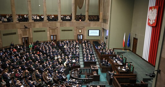 Sejm odrzucił w pierwszym czytaniu projekt nowelizacji ustawy o broni i amunicji, o co wnioskowały kluby PSL, PiS i Konfederacja. Podczas debaty posłowie KO opowiadali się za dalszymi pracami w komisjach. Projekt w obecnym kształcie wspierali posłowie Polski 2050 i Lewicy.