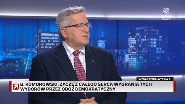 Komorowski uważa, że wypowiedź Nawrockiego na temat Ukrainy, że nie widzi na dzień dzisiejszy członkowstwa Ukrainy w NATO i UE, to było "puszczeniem oka" do tej części społeczeństwa, "która daje posłuch różnym podszeptom antyukraińskim". - Z drugiej strony myślę, że ta wypowiedź jest chęcią podlizania się Donaldowi Tumpowi, który narzuca nową narrację dotyczącą Ukrainy. I pan Nawrocki z całym PiS-em się w to wpisuje - stwierdził. Komorowski ocenił, że takie działania są "niepotrzebne", bo "jeżeli radykalna prawica ma jakieś układy i porozumienie z republikanami, to wykorzystać nie do tego, żeby Trumpowi w głupich, niemądrych sprawach basować". - Tylko po to, żeby Trumpa przekonać do polskiego punktu widzenia - mówił. Trump przez wiele miesięcy twierdził, że jeśli zostanie prezydentem to zakończy wojnę na Ukrainie w "24 godziny". Teraz okazuje się, że jego wysłannik w Kijowie oszacował, że potrzebnych będzie 100 dni na zakończenie działań militarnych. - To jest pomysł na wycofanie się z nieopatrznie złożonej deklaracji, że załatwi sprawę w jeden dzień. teraz jest mowa o 100 dniach. Według mnie jest to racjonalne podejście do kwestii o tyle o ile wynika z faktu, że Putin mówiąc wprost Trumpowi dał kosza - ocenił. Dodał, że prezydent Rosji nie jest zainteresowany żadną inną wersją pokoju niż "z Ukrainą pokonaną i na kolanach". Były prezydent odniósł się też do deklaracji Trumpa, który zapowiedział przyłączenie Grenlandii do USA. - To są wypowiedzi nieodpowiedzialne, które niszczą fundamenty polityki międzynarodowej, które mogą zniszczyć solidarność NATO -powiedział i przypomniał, że Grenlandia jest terytorium zależnym od Danii, będącej członkiem Paktu Północnoatlantyckiego. Na koniec Komorowski zapewnił, że w wyborach prezydenckich, które "postanowił potraktować bardzo serio" z "całego serca życzy zwycięstwa kandydatowi z 'obozu demokratycznego'". - Postanowiłem zadeklarować na kogo oddam mój głos, po wysłuchaniu kampanii wyborczej - zapowiedział. Przypomniał, że od 20