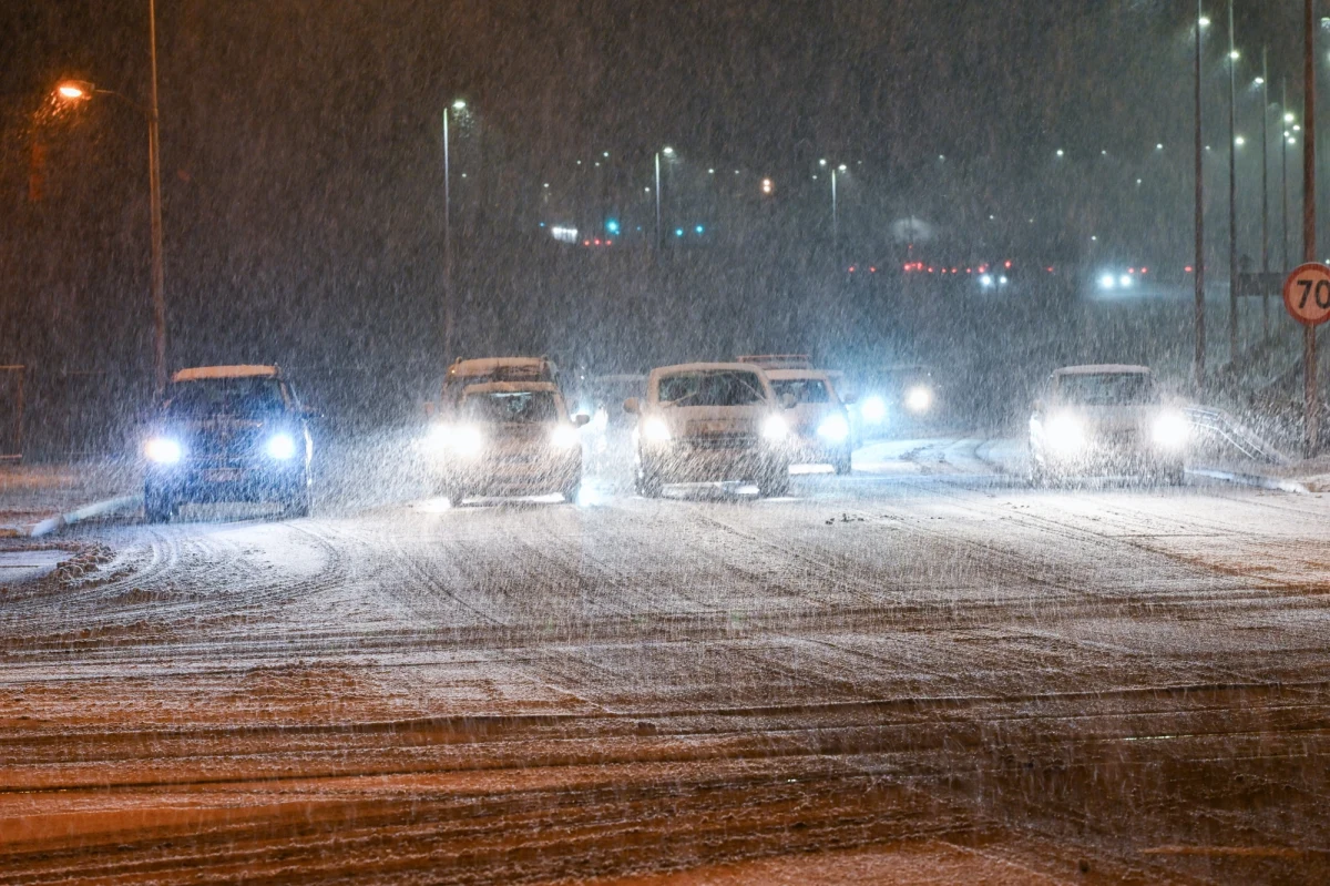 Opady śniegu w Szczecinie i regionie spowodowały utrudnienia na drogach. Niektóre miejskie autobusy były opóźnione. Kilka pojazdów utknęło pod wzniesieniami. Śnieg sypał przez całą noc, dlatego nadal mogą występować utrudnienia. 