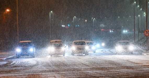 Opady śniegu w Szczecinie i regionie spowodowały utrudnienia na drogach. Niektóre miejskie autobusy są opóźnione. Kilka pojazdów utknęło pod wzniesieniami. Według prognoz śnieg ma sypać do rana. 