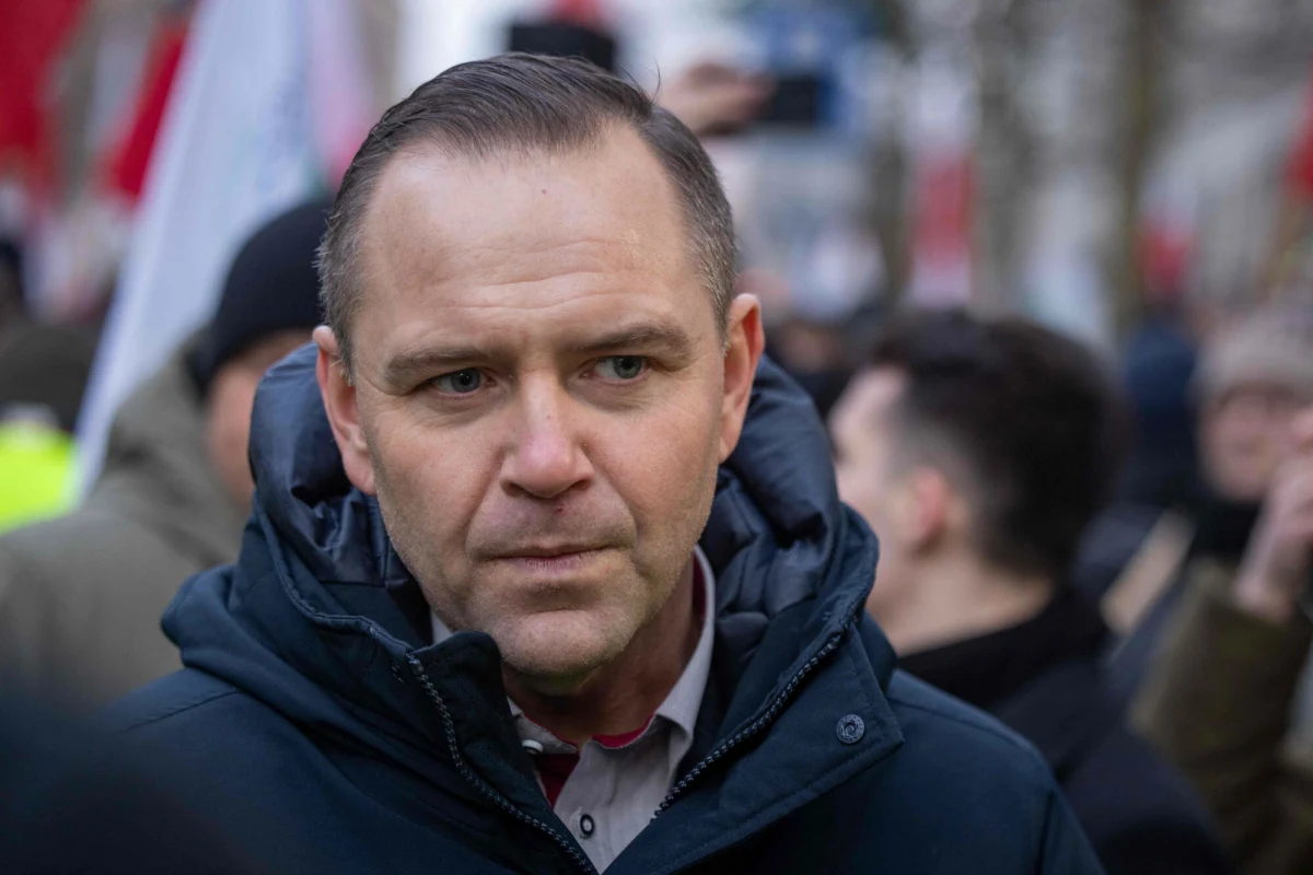 MSZ Ukrainy oznajmiło w czwartek wieczorem, że odrzuca "manipulacyjne oświadczenia" prezesa IPN, kandydata na prezydenta Polski Karola Nawrockiego. W komunikacie czytamy, że polityk przedkłada koniunkturalne względy nad strategiczne interesy bezpieczeństwa własnego kraju, dobrosąsiedzkie relacje oraz wartości wolności i demokracji. Według ukraińskiej dyplomacji "wypowiedzi Nawrockiego spotkały się z aplauzem na Kremlu". Kandydat na prezydenta stwierdził, że nie wyobraża sobie, by państwo, które nie rozlicza się ze swojej przeszłości, współtworzyło międzynarodowe instytucje jak Unia Europejska czy NATO.