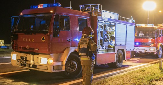 Jedna osoba nie żyje, a dwie trafiły do szpitala. W czwartek przed północą doszło do tragicznego pożaru w Gdańsku. Osiem osób ewakuowano.