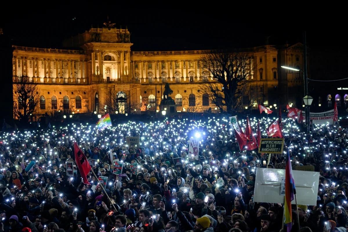 Kilkadziesiąt tysięcy osób protestowało w czwartek wieczorem w Wiedniu przeciwko udziałowi w rządzie skrajnie prawicowej Austriackiej Partii Wolności (FPOe) i powierzeniu liderowi tego ugrupowania Herbertowi Kicklowi misji jego sformowania. Według organizatorów w demonstracji na wiedeńskim Ballhausplatz wzięło udział 50 tysięcy ludzi, a według policji - około 25 tysięcy.