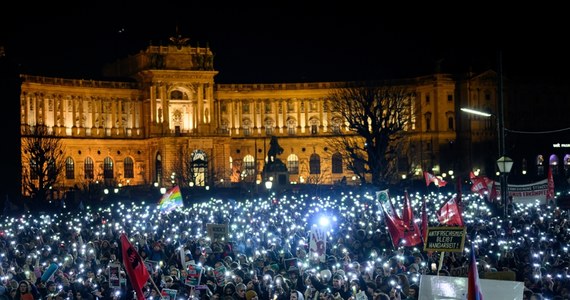 Kilkadziesiąt tysięcy osób protestowało w czwartek wieczorem w Wiedniu przeciwko udziałowi w rządzie skrajnie prawicowej Austriackiej Partii Wolności (FPOe) i powierzeniu liderowi tego ugrupowania Herbertowi Kicklowi misji jego sformowania. Według organizatorów w demonstracji na wiedeńskim Ballhausplatz wzięło udział 50 tysięcy ludzi, a według policji - około 25 tysięcy.