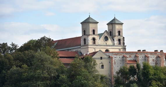 Konserwatorzy dokonali niezwykłego odkrycia na krużgankach opactwa benedyktynów w Tyńcu. Znaleziono malowidła przedstawiające ornamenty roślinne i gałęziowe, wzory geometryczne i znak herbowy. Najstarsze z nich są datowane na koniec XV wieku, najmłodsze – na połowę XVIII.