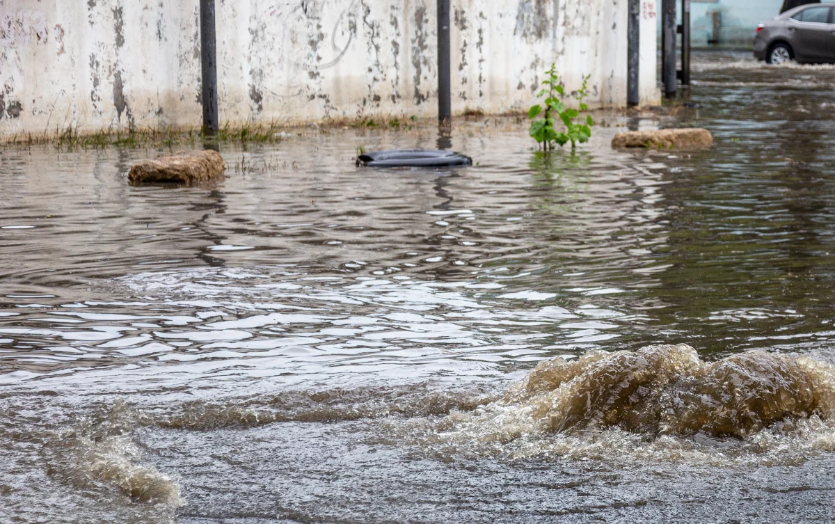 Awaria wodociągu w centrum Warszawy. Do usterki doszło przy skrzyżowaniu ul. Świętokrzyskiej z ul. Czackiego. 