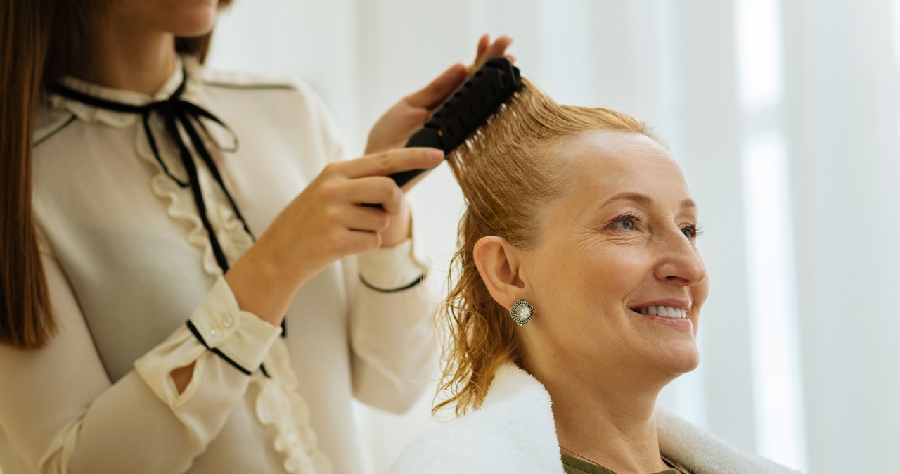 Ta fryzura rządzi w salonach fryzjerskich. Dodaje uroku i odejmuje lat