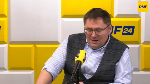 „Nastrój ws. wojny w Ukrainie nie jest dobry. Sytuacja na linii frontowej jest bardzo trudna. Jest ogromne zmęczenie wojną w samej Ukrainie. Ludzie mają dość” – mówił w Porannej rozmowie w RMF FM szef MON Władysław Kosiniak-Kamysz po wczorajszym spotkaniu Grupy Kontaktowej ds. Obrony Ukrainy w bazie lotniczej w niemieckim Ramstein. Gość Tomasza Terlikowskiego, nowego prowadzącego ten program, komentował też dymisję gen. dyw. Artura Kępczyńskiego ze stanowiska szefa Inspektoratu Wsparcia Sił Zbrojnych. Zapowiedział, że dziś spotyka się z kandydatem na to stanowisko. W programie padło też pytanie od słuchaczy. Dotyczyło pomysłu zakazu spowiedzi dla osób poniżej 18. Roku życia. „To jest kompletnie bez sensu, marnowanie czasu” – tak skomentował to szef PSL. Wicepremier podkreślał też, że Rosja może zaatakować Polskę. 