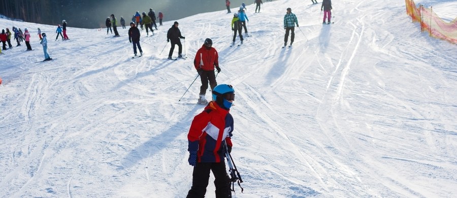 Trochę wyczekiwanego śniegu i stoki pełne narciarzy - tak było w ostatni długi weekend. Zdaniem specjalistów, sporo osób ruszyło na wyciągi - nawet nie tyle z marszu, co bezpośrednio z kanapy lub zza biurka. 