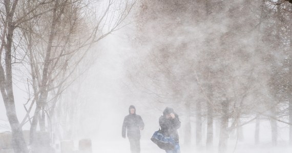 Instytut Meteorologii i Gospodarki Wodnej ostrzega przed intensywnymi opadami śniegu, silnym wiatrem, zawiejami i zamieciami śnieżnymi w północnej części kraju. Miejscami może spaść nawet do 20 cm śniegu. W całej Polsce na drogach jest natomiast niebezpiecznie i ślisko. Z kolei na Bałtyku może pojawić się sztorm.
