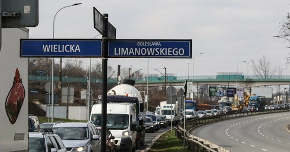 O tydzień - do 17 stycznia - zostały przedłużone konsultacje dotyczące projektu uchwały w sprawie wprowadzenia Strefy Czystego Transportu w Krakowie. Jak przekazał magistrat, powodem jest duże zainteresowanie mieszkańców. Aby strefa mogła zacząć obowiązywać, uchwałę muszą przyjąć miejscy radni. Pod ich obrady projekt trafi prawdopodobnie w lutym.