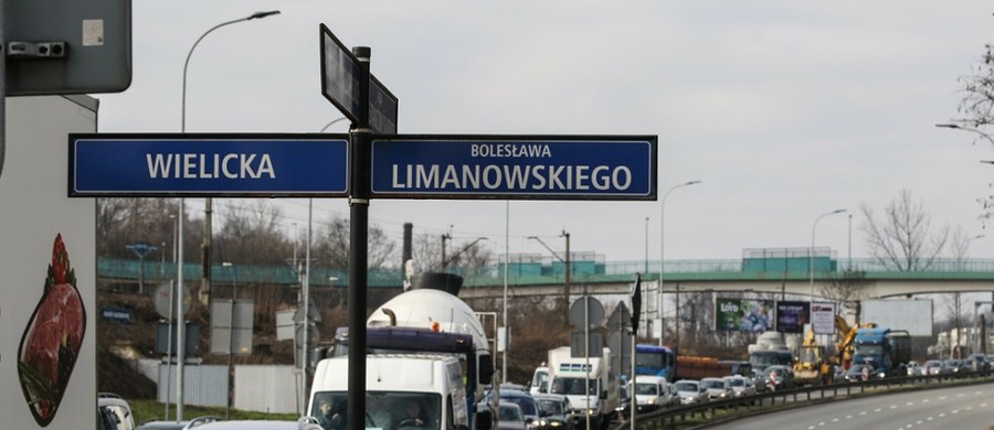 O tydzień - do 17 stycznia - zostały przedłużone konsultacje dotyczące projektu uchwały w sprawie wprowadzenia Strefy Czystego Transportu w Krakowie. Jak przekazał magistrat, powodem jest duże zainteresowanie mieszkańców. Aby strefa mogła zacząć obowiązywać, uchwałę muszą przyjąć miejscy radni. Pod ich obrady projekt trafi prawdopodobnie w lutym.