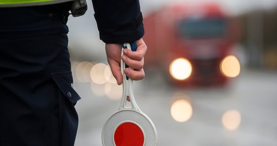 Policyjny protest "pouczenie zamiast mandatu" to na razie tylko straszak dla rządu. Z danych, które uzyskał reporter RMF FM Krzysztof Zasada, wynika, że funkcjonariusze drogówki niezbyt ochoczo realizują na razie wezwanie szefostwa NSZZ Policjantów, by nie karać za wykroczenia, a jedynie pouczać kierowców. 