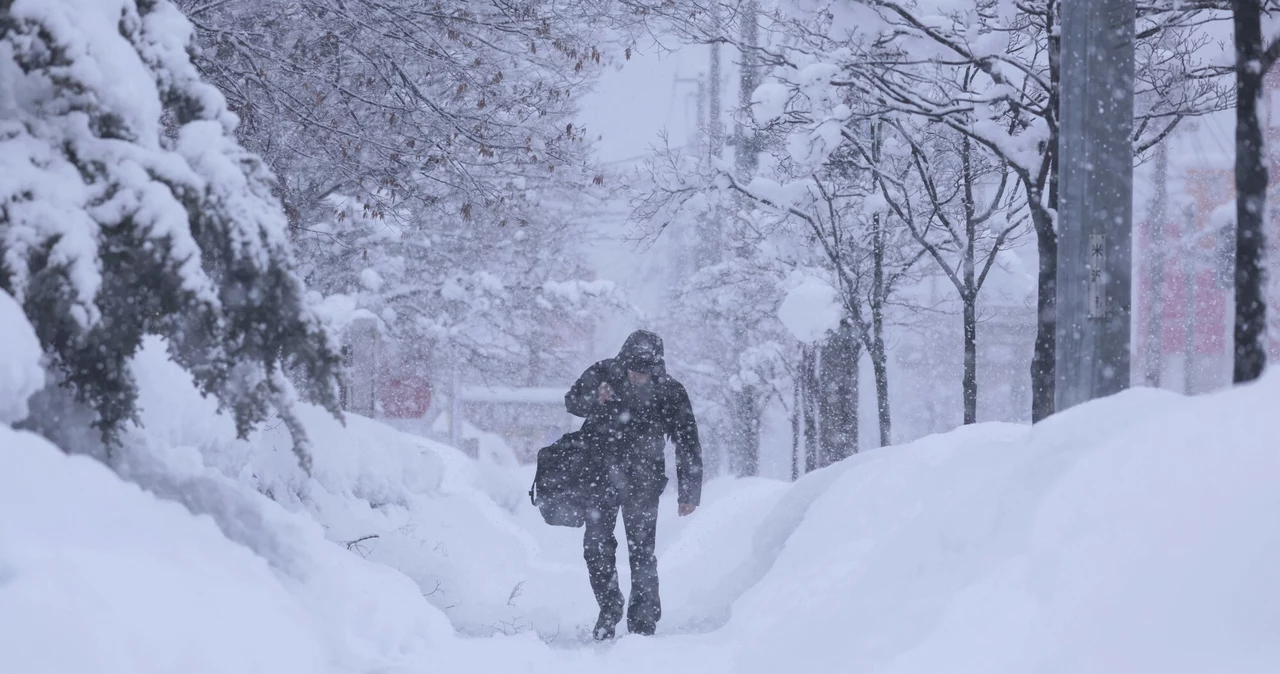 Śnieżyca w mieście Yonazawa w japońskiej prefekturze Yamagata. Północ kraju zmaga się z potężnymi śnieżycami, które paraliżują ruch pociągów i samochodów