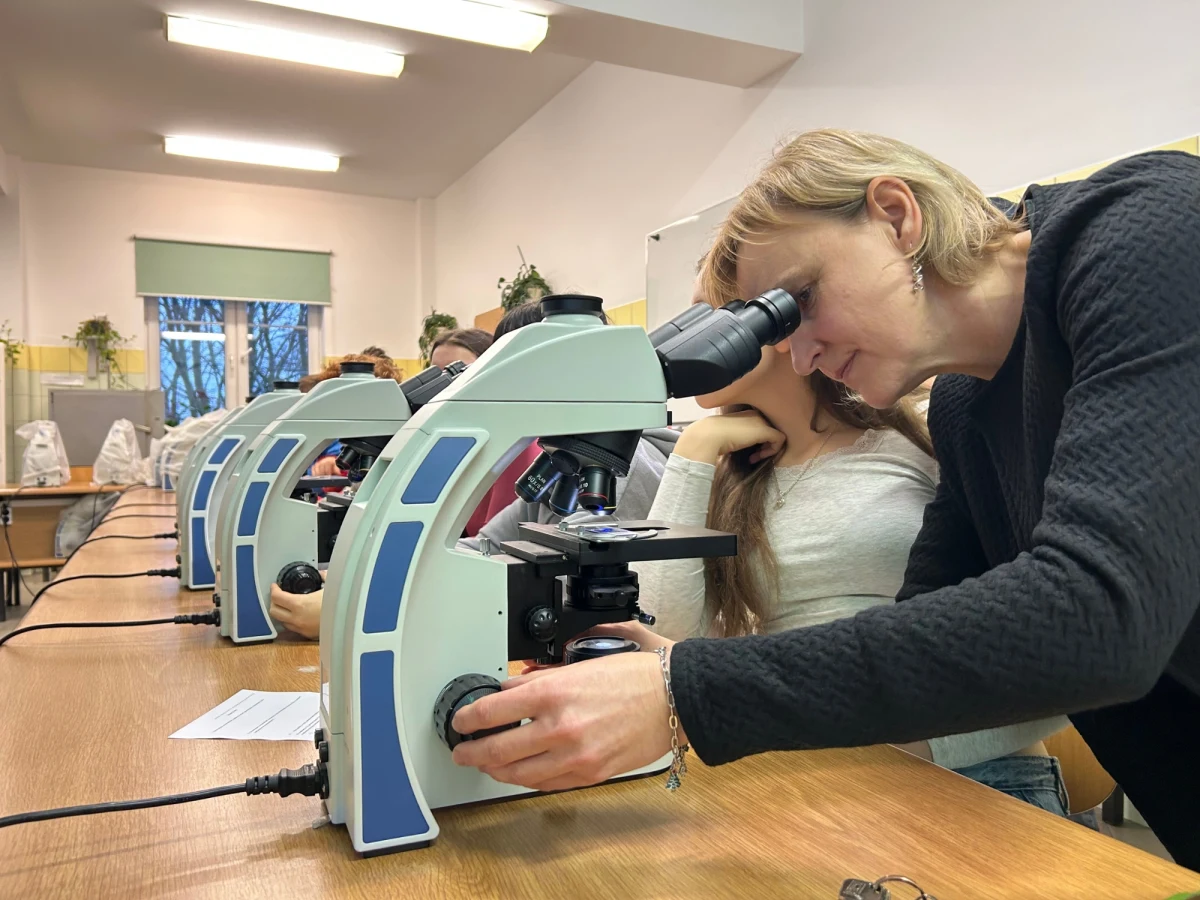W wielu ośrodkach naukowych w Polsce odbywa się dzisiaj Noc Biologów. To wspólne przedsięwzięcie wydziałów biologicznych i przyrodniczych polskich uniwersytetów, szkół wyższych oraz ogrodów botanicznych. W tych placówkach można dzisiaj wysłuchać wielu wykładów, a także z bliska przyjrzeć się pracy biologów i biochemików.